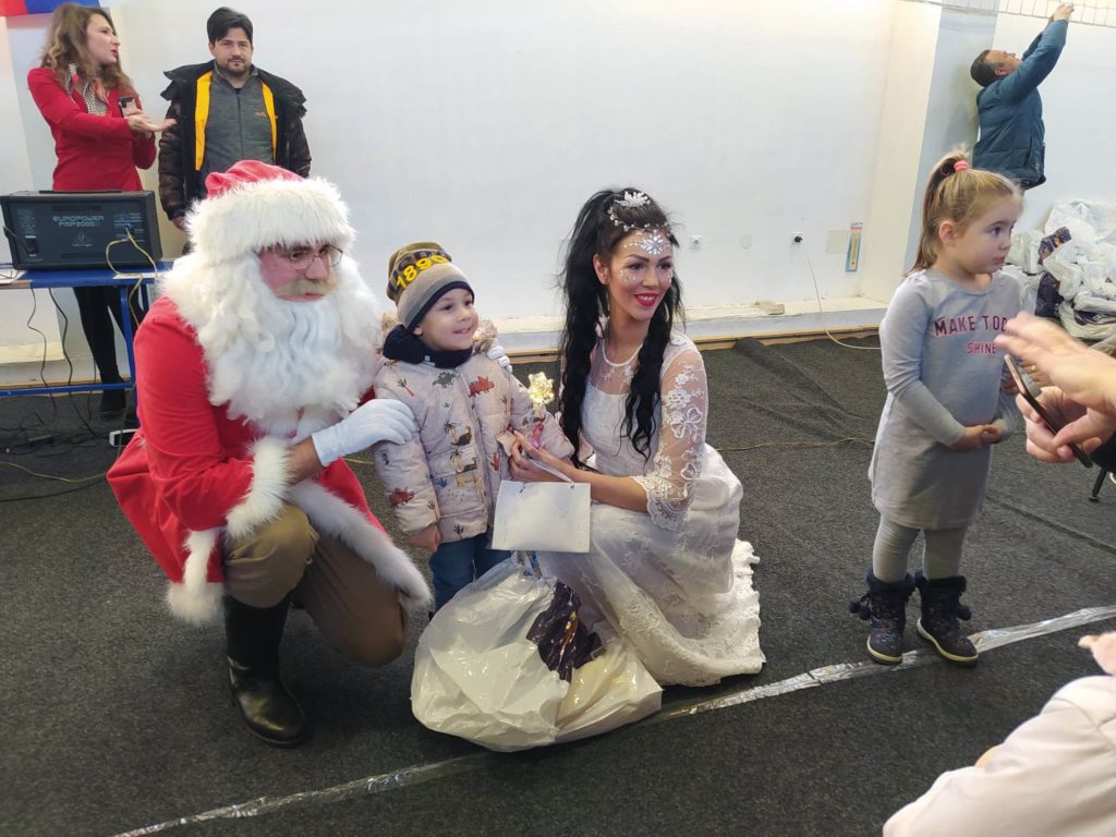 Deda Mraz podelio leskovačkoj deci paketiće uz likove iz bajki