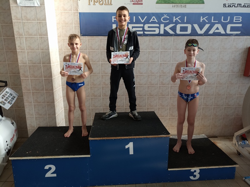 Plivači iz leskovačkih škola osvajali po 7 i 8 zlatnih medalja