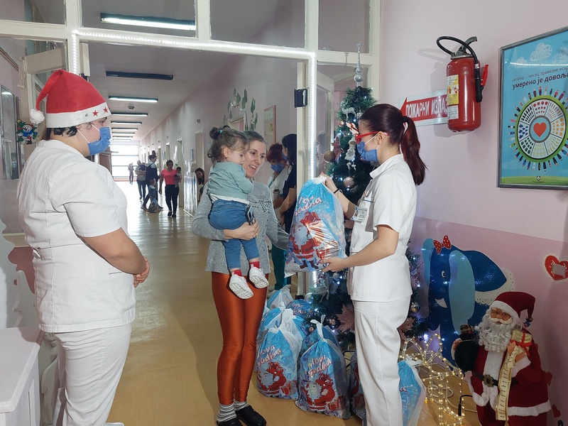 Učenici leskovačke Medicinske škole paketićima darivali mališane sa Odeljenja pedijatrije
