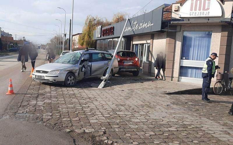 Leskovac: Vozač „forda“ udario u banderu, odbio se pa polomio „reno“ i završio u urgetnom