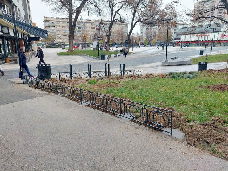 Počelo novogodišnje ukrašavanje gradskog trga u Leskovcu, čiji je deo ograđen niskom ogradom