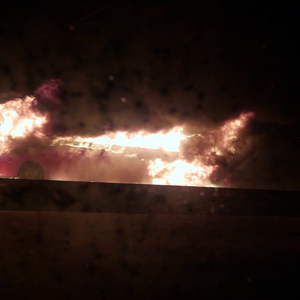 Zapalio se autobus Niš ekspresa na autoputu kod Doljevca