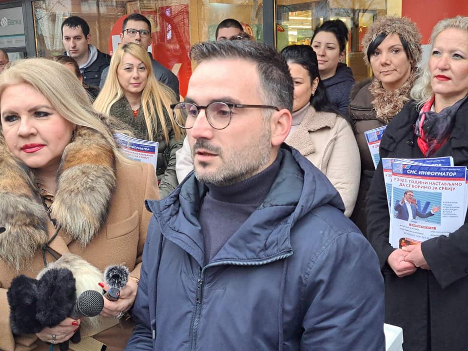 Mladi delili Informator SNS u centru Leskovca