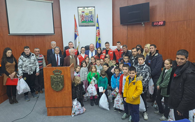 Grad Leskovac i Crveni krst paketićima darivali mališane