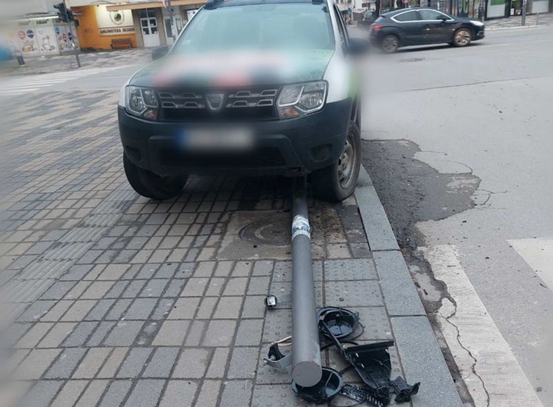 Džipom polomio semafor u centru Leskovca