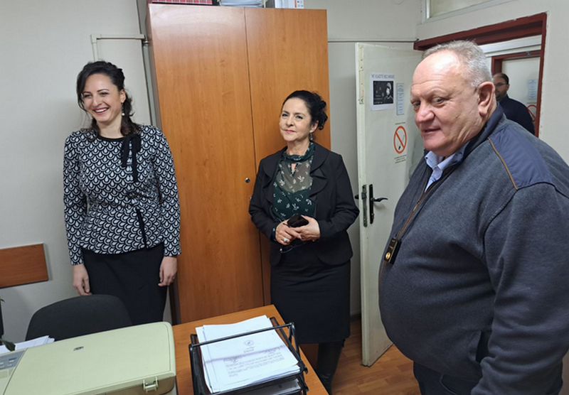 Gradonačelnik Leskovca nastavio sa tradicijom,obišao zaposlene u Osmospratnici