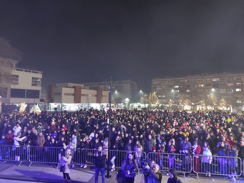 Leskovčani Novu godinu dočekali uz koncert benda „Savršen dan“ i lutriju