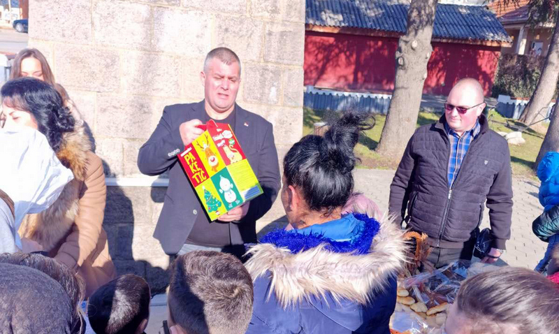 Nenad Milojević uručio paketiće za Božić deci Gračanice