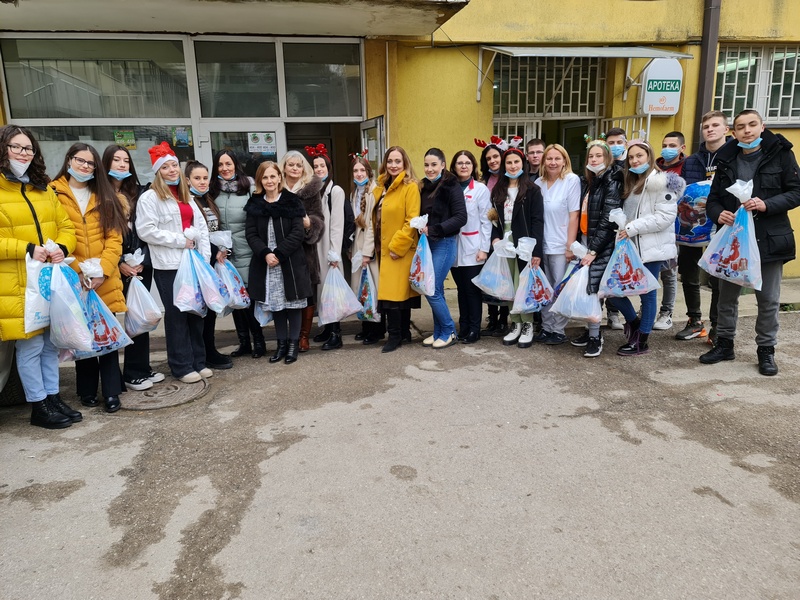 Učenici medicinske škole darovali paketiće deci na lečenju u Opštoj bolnici