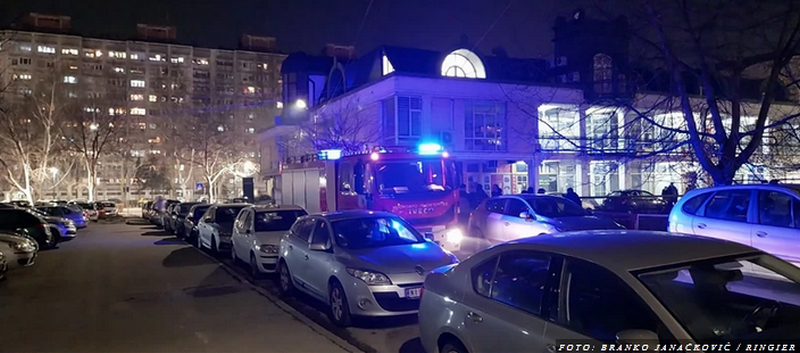 Zapalio se automobil pored tržnog centra