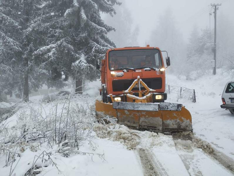 Vlasotince: Sneg napadao 18 centimetara, mašine raščišćavaju puteve