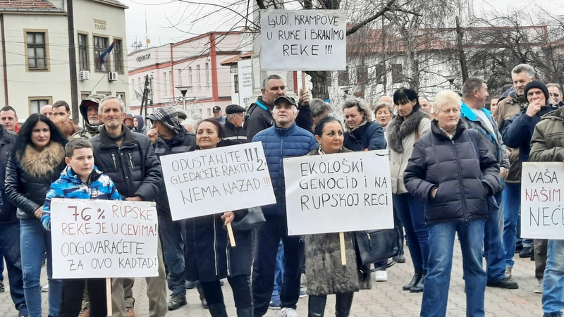 Drugi protest u Vlasotincu zbog gradnje treće MHE na Rupskoj reci: Aplauzi i zvižduci, a barikida ostaje