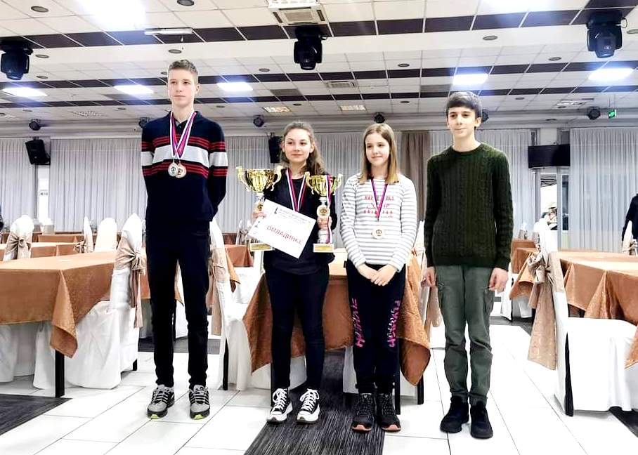 Pet medalja za mlade vlasotinačke šahiste u Paraćinu