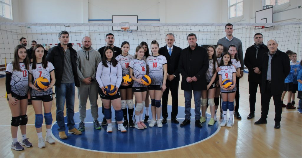 Ministar sporta donirao sportsku opremu i rekvizite Osnovoj školi “Siniša Janić” u Vlasotincu