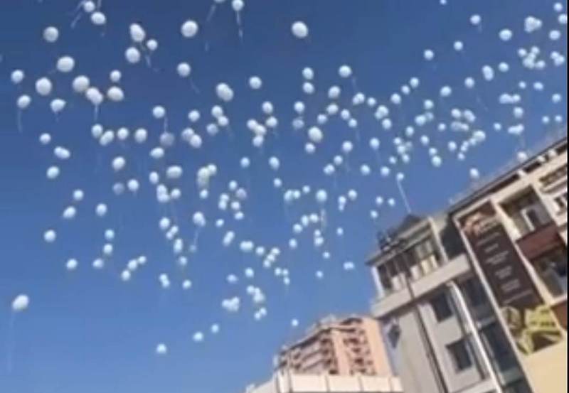 Beli baloni iz centra Leskovca odleteli u nebo – društvo se još jednom oprostilo od drugarice Jovane Janković