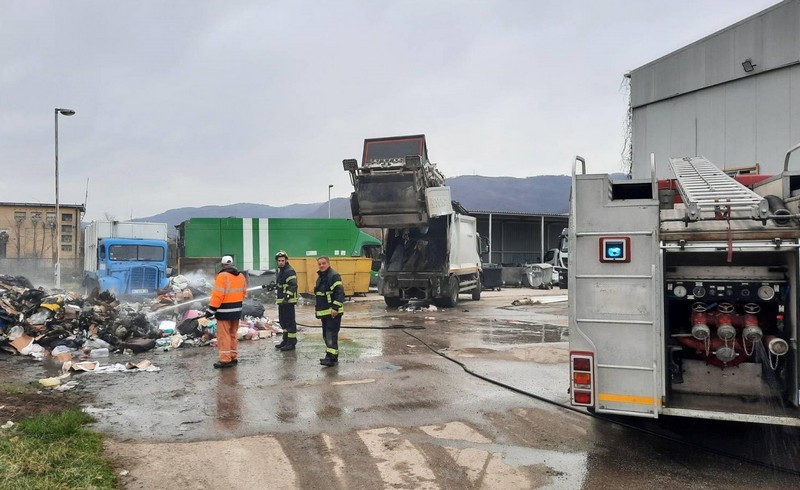 Zapalio se kamion “Komunalca”, uzrok požora žar iz pokupljenog đubreta
