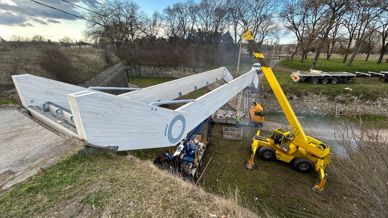 Počelo postavljanje drvenog pešačkog mosta u niškoj Tvrđavi