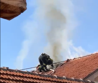 Leskovac: Zapalio se dimnjak u Ulici Topličkog ustanka, izgoreo deo krova porodične kuće (video)