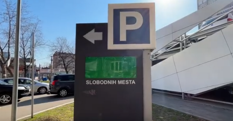 Počelo postavljanje info tabli koje pokazuju broj slobodnih parking mesta