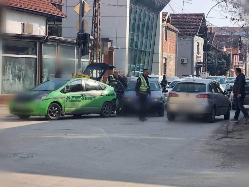 Sudar u Pana Đukića u Leskovcu, saobraćajac u akciji pomoći