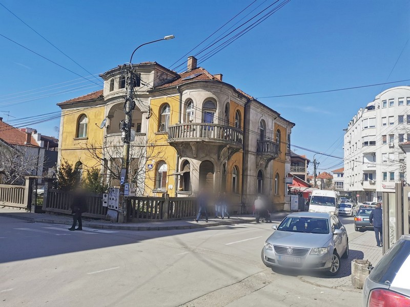 Sa kultne kuće u centru Leskovca otpada malter, prolaznici u opasnosti