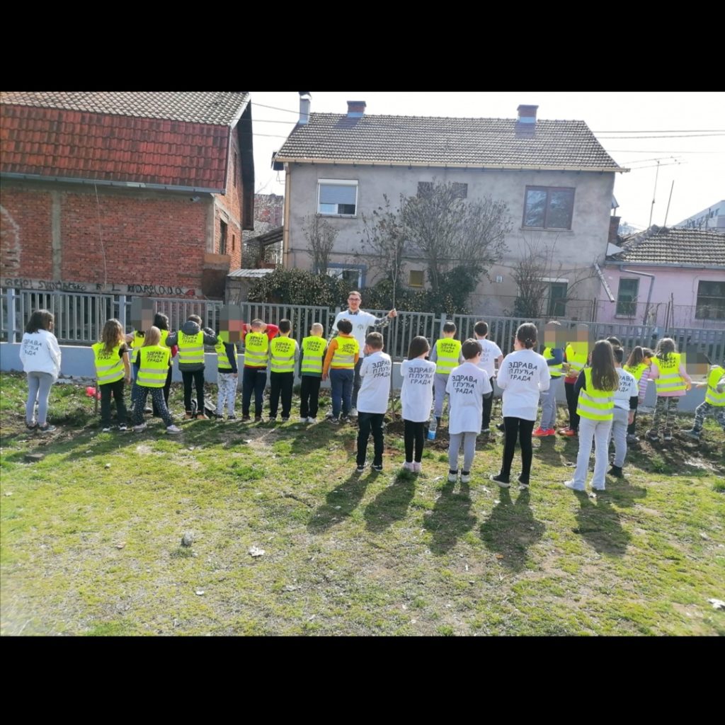 U dvorištu Osnovne škole „Vasa Pelagić“ posađena višegodišnja stabla, svako drvo predstavlja novi život