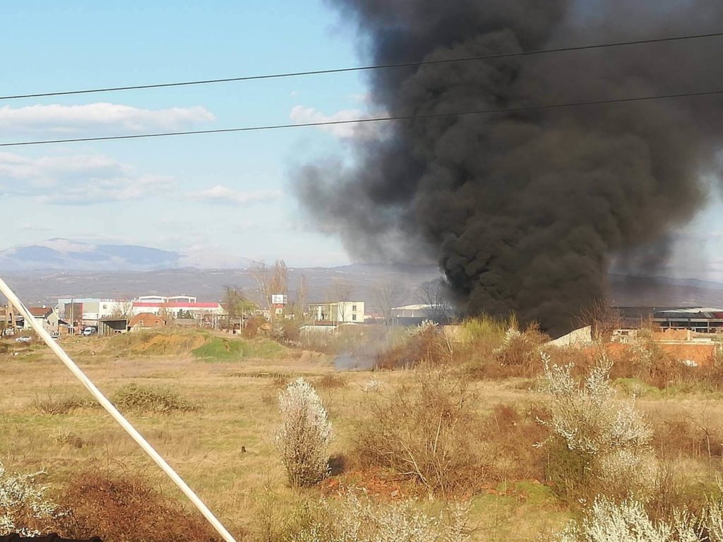 Ponovo gori u betonjerki – dim stigao do centra Leskovca (video)