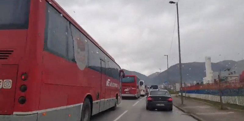 Nepregledna kolona autobusa na ulazu u Vranje, organizovano na Vučićev miting