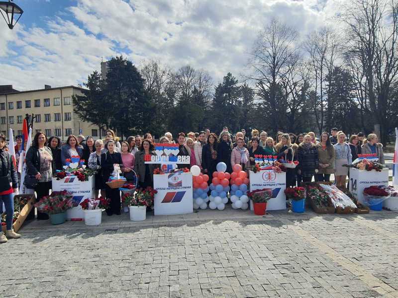 Žene iz Foruma SNS tradicionalno delile ruže pripadnicama lepšeg pola na Gradskom trgu u Leskovcu