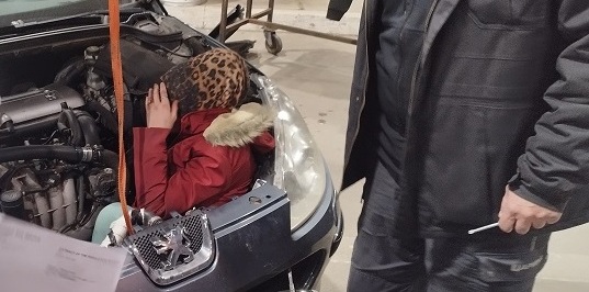 Žena se sakrila ispod haube automobila i tako pokušala da pređe granicu