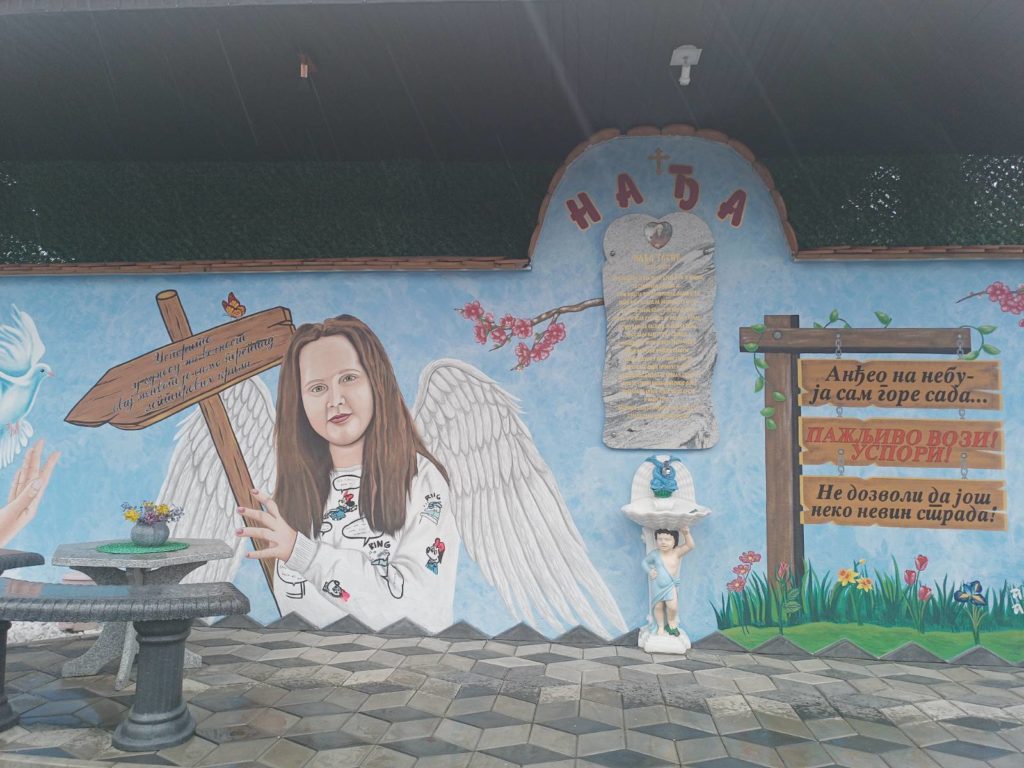 SEĆANJE I OPOMENA Mural sa likom Nađe Tasić, poginule devojčice iz Šilova u blizini svoje škole i kuće