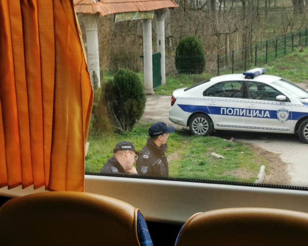 Policija u Lebanu i Leskovcu zaustavlja autobuse i kombije s opozcionarima koji su krenuli za Beograd (video)