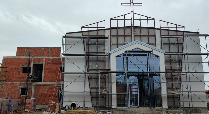 Gradnja Romske crkve u Leskovcu se privodi kraju donacijama, pomaže i grad