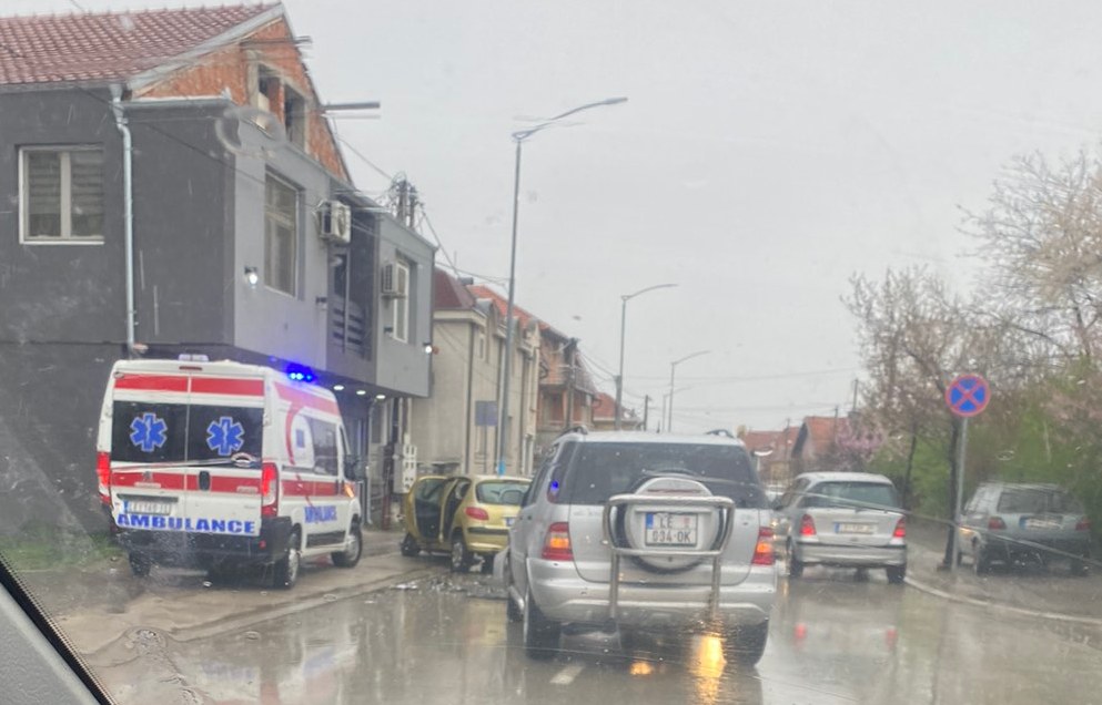 Saobraćajka u Stepe Stepanovića u blizini semafora, na licu mesta hitna pomoć