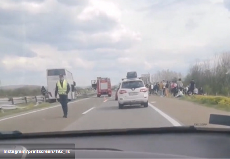 Autobus s niškim đacima probio bankinu na autoputu