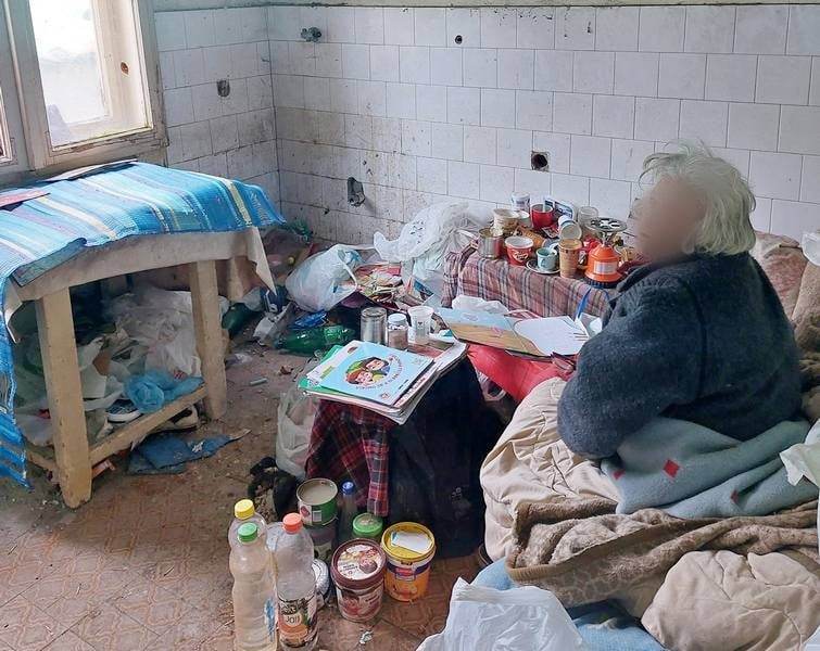 Polugladna i bolesna žena decenijama preživljava u napuštenim leskovačkim kućama