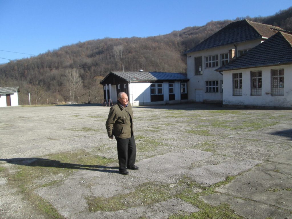 Prodao dedovinu da završi školu u selu kod Vlasotinca, sada živi u bedi