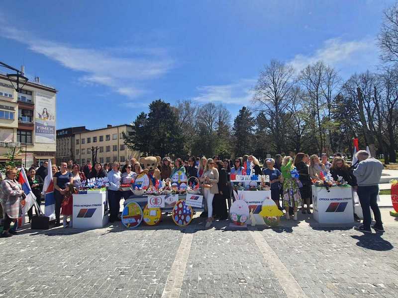 Žene iz Foruma SNS delile uskršnja jaja na Gradskom trgu u Leskovcu