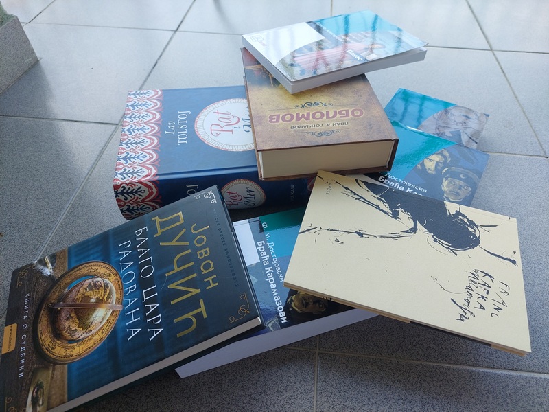 Poklon knjiga kupcima na pijaci povodom Svetskog dana knjige