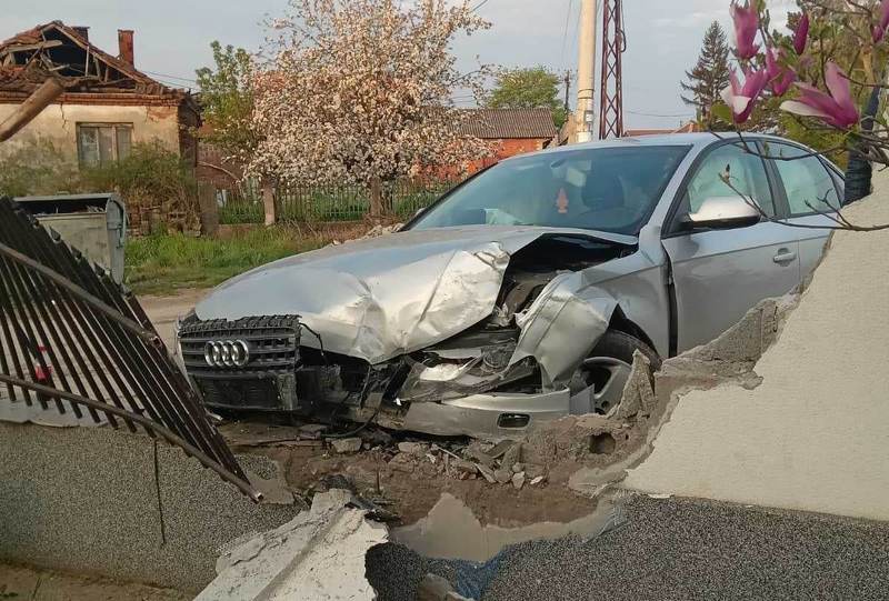 Mladi vozač u Međi kod Leskovca automobilom probio betonsku ogradu, suvozači povređeni