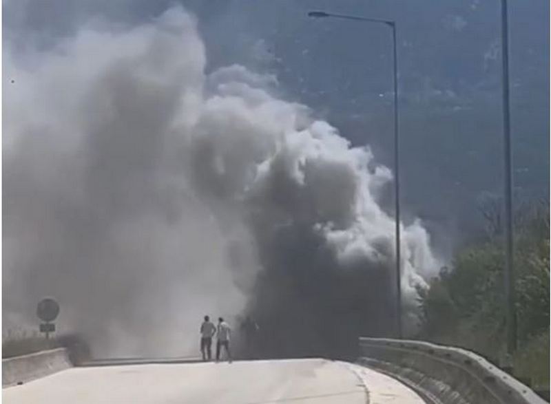 U Grčkoj se nasred autoputa zapalio autobus pun đaka iz Niša – deca u panici bežala