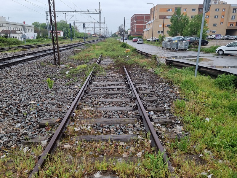 Konačno očišćene mini deponije oko pružnog prelaza u Leskovcu – traljavo ali „ukrasi“ su nestali