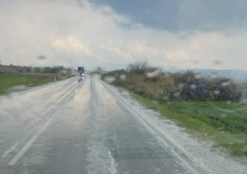 Grad izazvao poledice na putevima u delu Leskovca