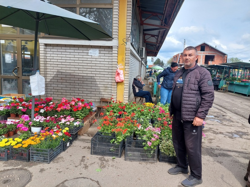Potražnja za cvećem u Leskovcu povećava se nakon što su prodavci smanjili cene