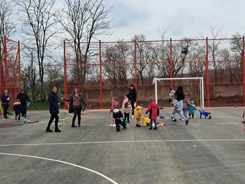 Osnovna škola u Donjoj Lokošnici dobila novi sportski teren vredan 6,8 miliona dinara