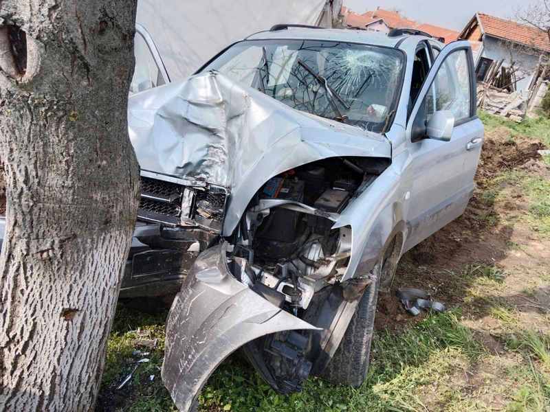 Meštanin iz Bunibroda kod Leskovca automobilom sleteo s puta i udario u drvo, u pomoć pritekao oficir Vojske Srbije