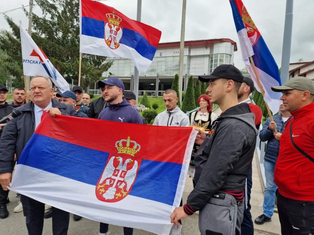 Cvetanović ispred motela „Predejane“ dočekao grupu mladića koji su sa Kosova krenuli pešice na Vučićev miting