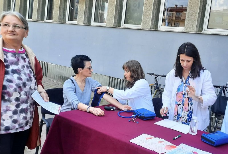 Provera krvnog pritiska i konsultacije sa doktorima na bazaru zdravlja u Vlasotincu