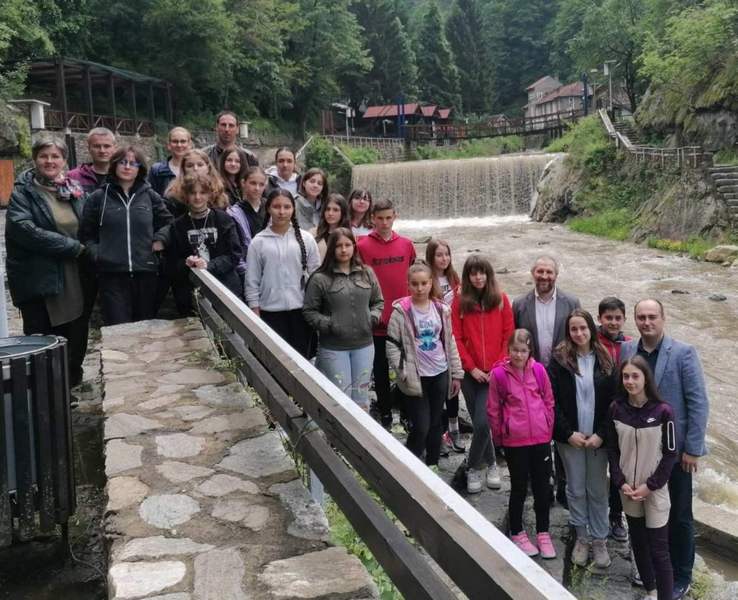 Leskovački osnovci uživali u likovnom stvaranju pored Vučjanke, početkom jula druženje na Vlasinskom jezeru