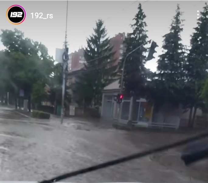Poplava na ulicama Niša, obilne padavine napravile zastoj u saobraćaju